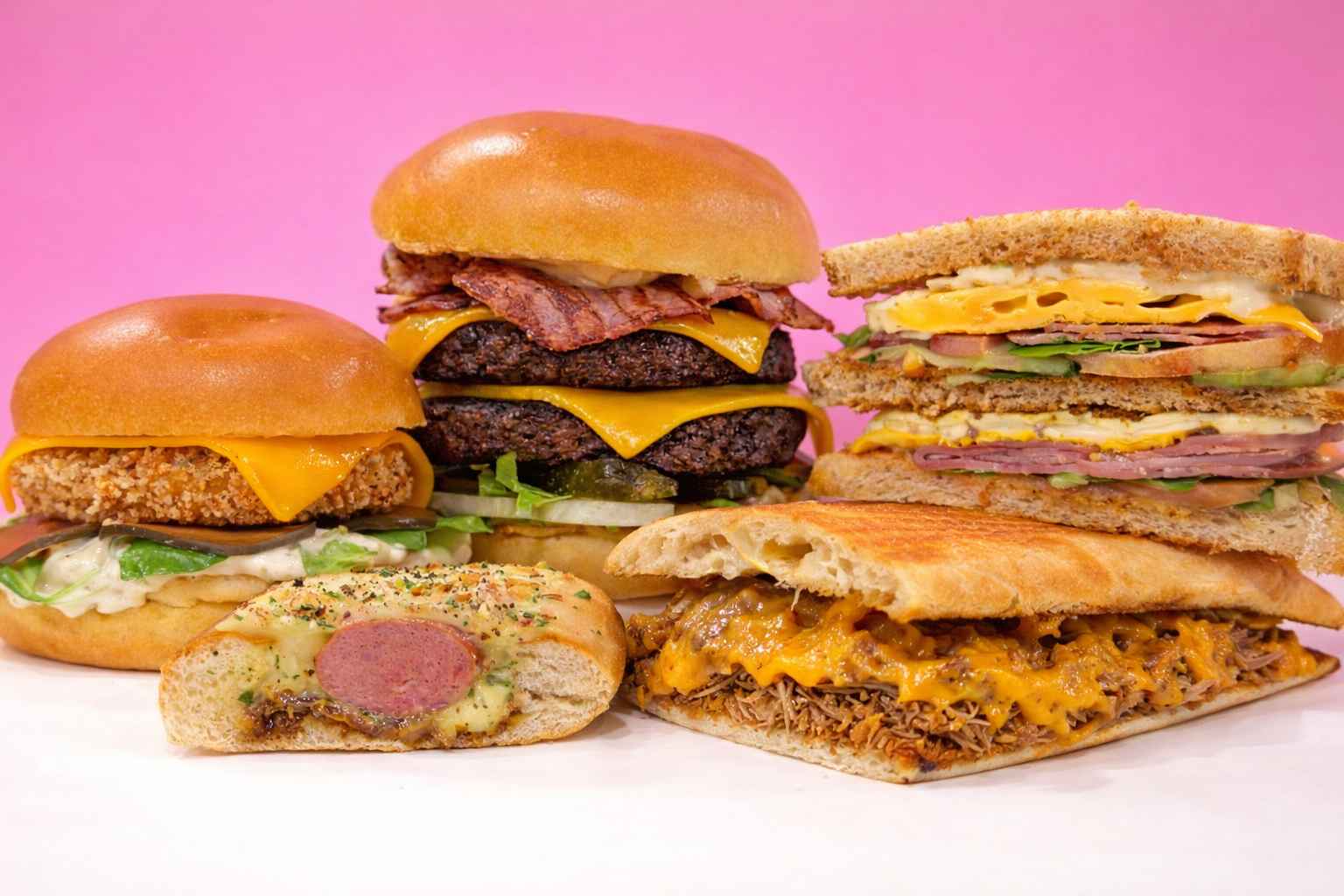 Assortiment de sandwichs salés faits maison préparés avec des produits frais à l'épicerie A Buttega à Porto-Vecchio.